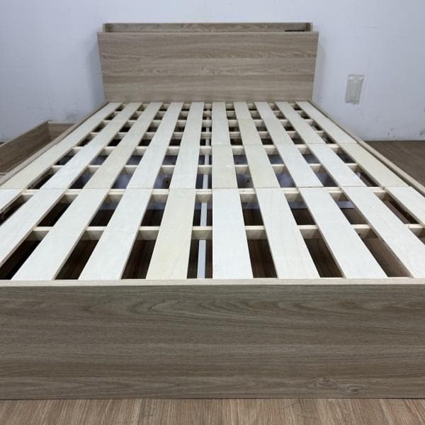 【新品】宮付き　引き出しのある木製セミダブルベッドOK　コンセント付き