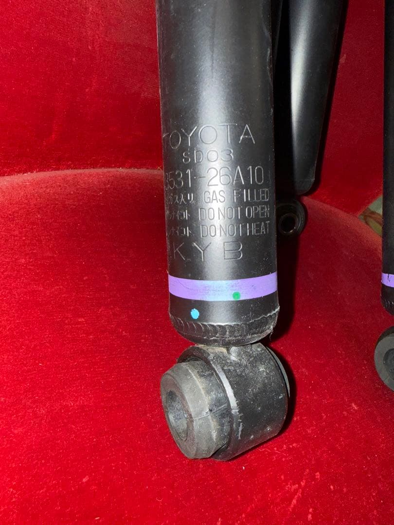 200系ハイエース　4型　新車取り外し　ショックアブソーバー　KYB