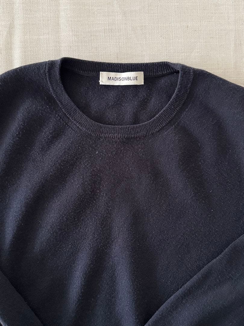 マディソンブルー　ロゴ刺繍入りクルーネック　ニット　薄手　ネイビー　Sサイズ