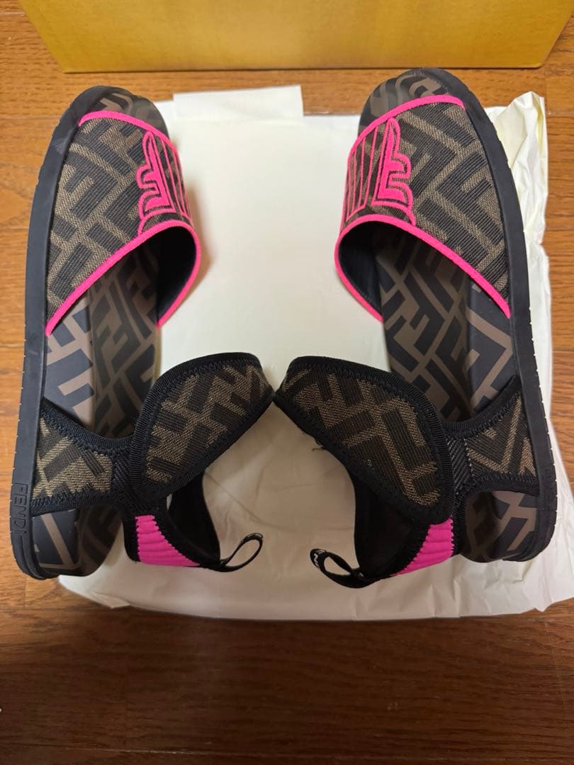 FENDI サンダル ブラック/ピンク