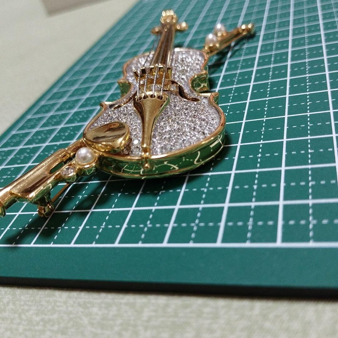 スワロフスキー　バイオリン　ブローチ