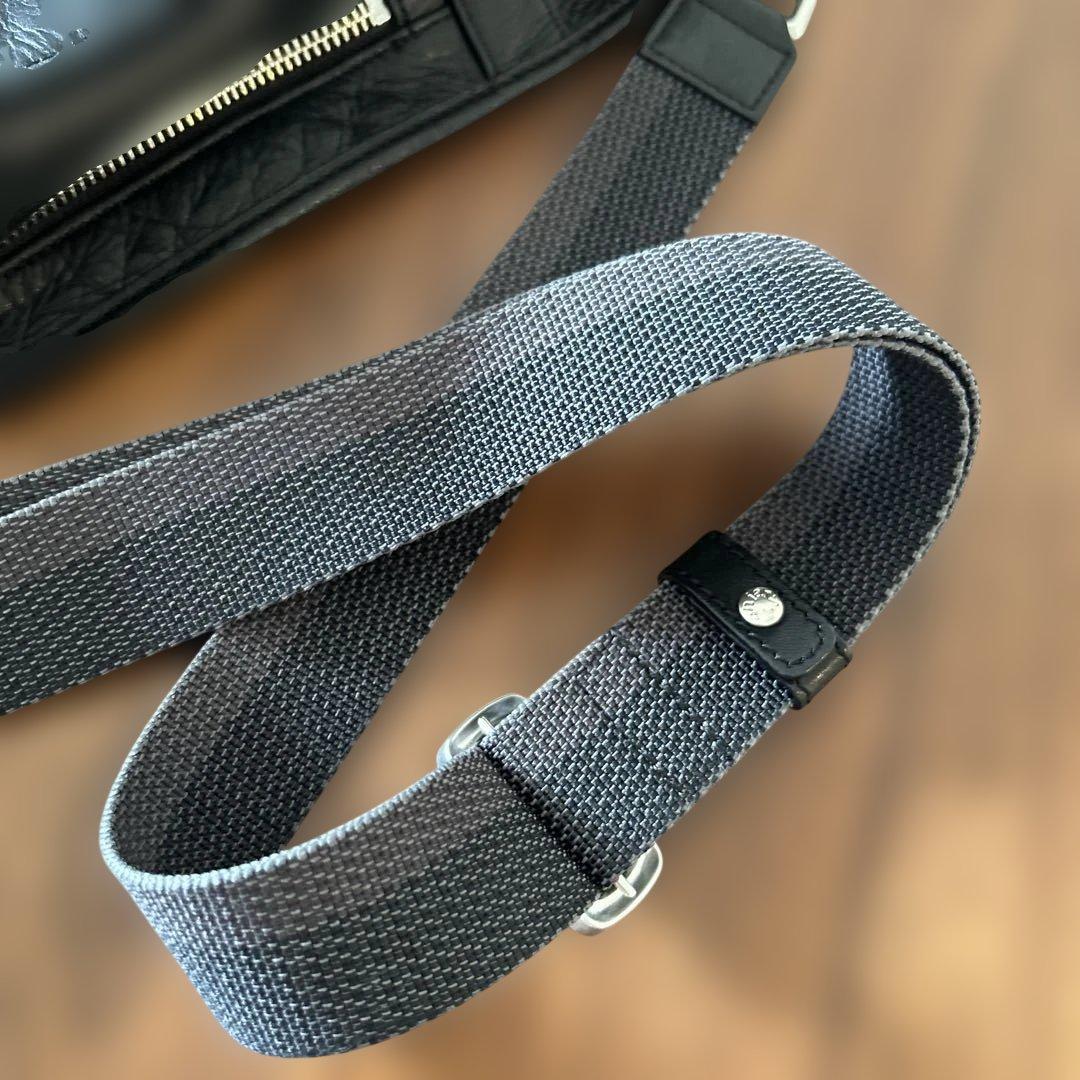 アニアリ　ブラックレザーボディバッグ