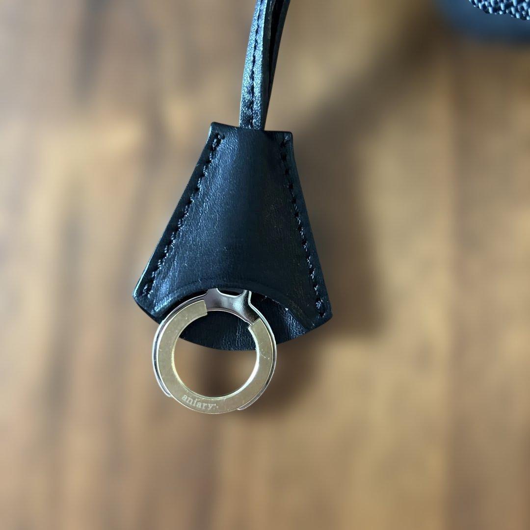 アニアリ　ブラックレザーボディバッグ