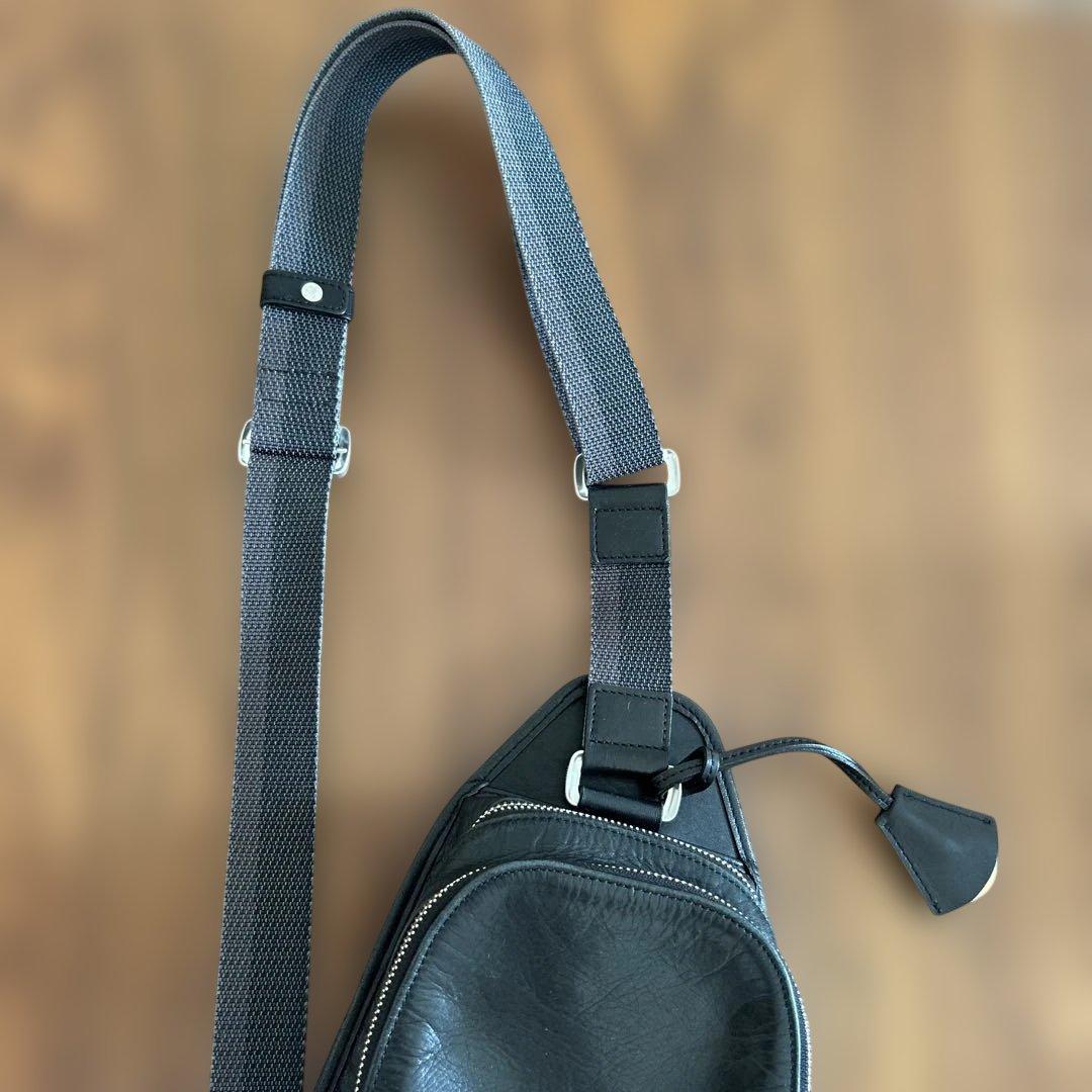 アニアリ　ブラックレザーボディバッグ