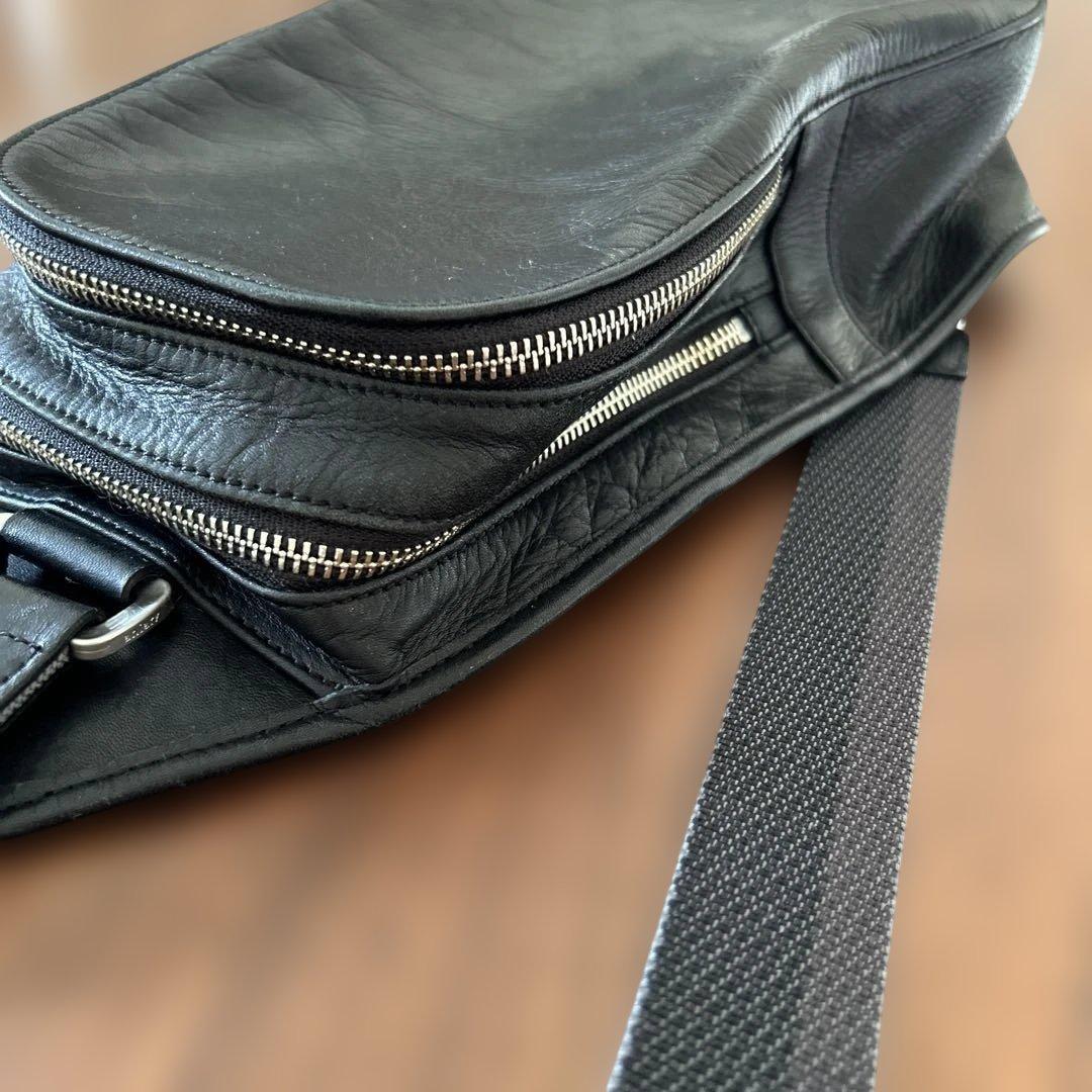 アニアリ　ブラックレザーボディバッグ