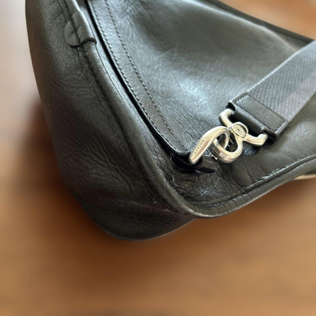 アニアリ　ブラックレザーボディバッグ