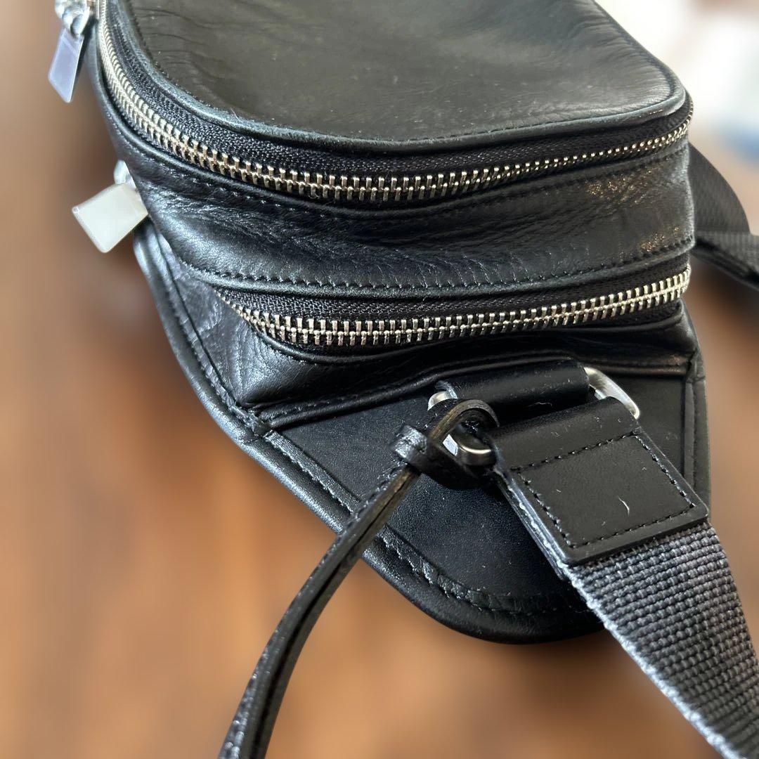 アニアリ　ブラックレザーボディバッグ