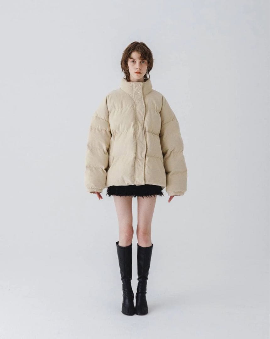 クリーム色 （やや黄色みが強い）ダウンジャケット ボックスシルエット