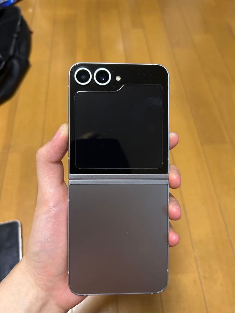 Galaxy Z Flip6 512GB – 状態ほぼ新品！+ 3つのケース付き