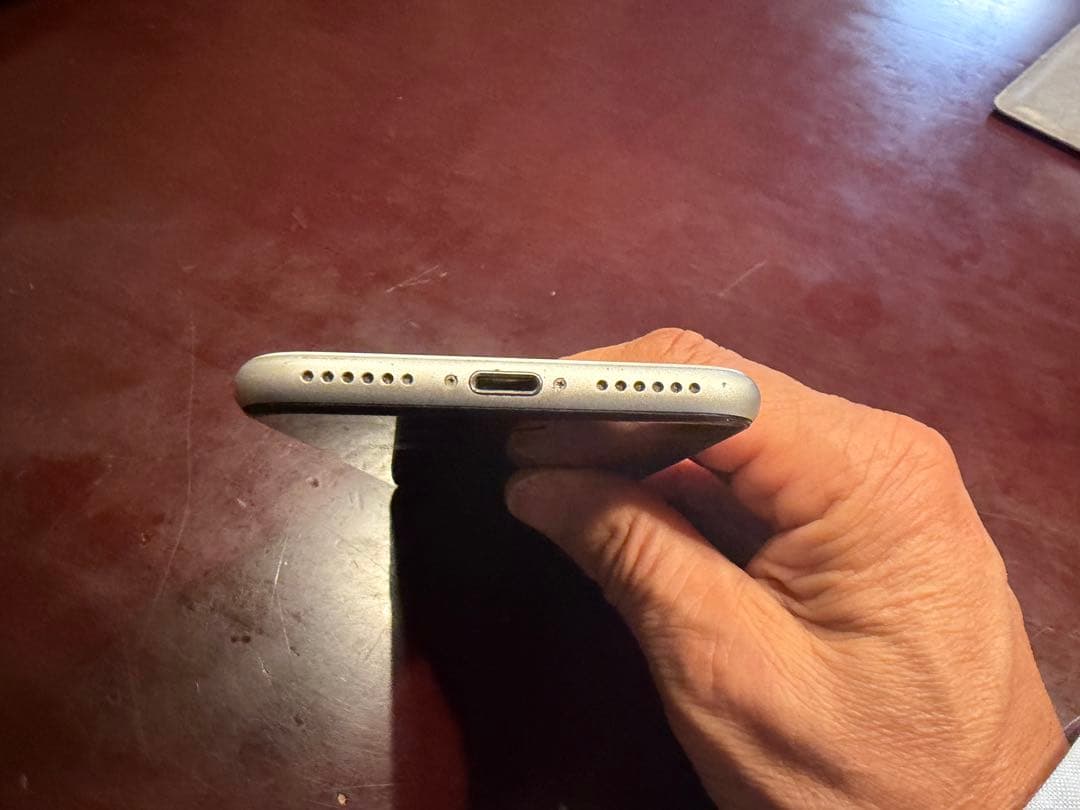 Apple iPhone SE 第二世代　256GB本体