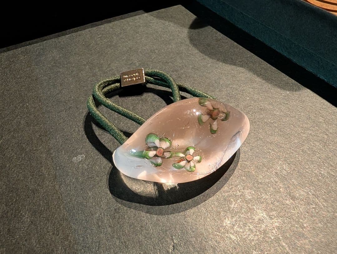 コレットマルーフ　グラスポニー　ピンクにグリーン・ホワイトのお花