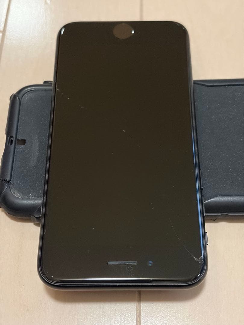 iPhone SE (第2世代)ブラック　画面にひび割れ