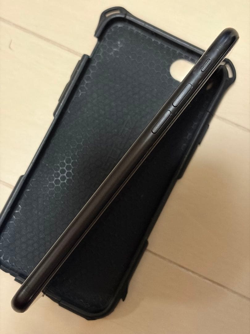 iPhone SE (第2世代)ブラック　画面にひび割れ