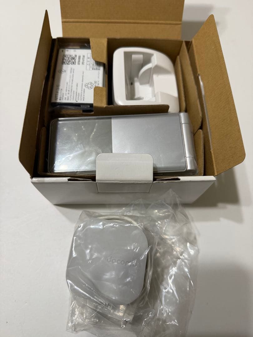 docomo arrows F-03Lシルバー4G折りたたみ式携帯電話本体中古品