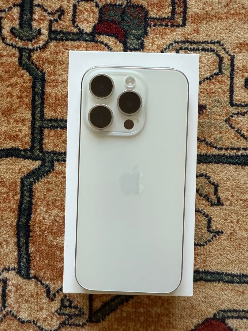 Apple iPhone 15 Pro 本体　ホワイト