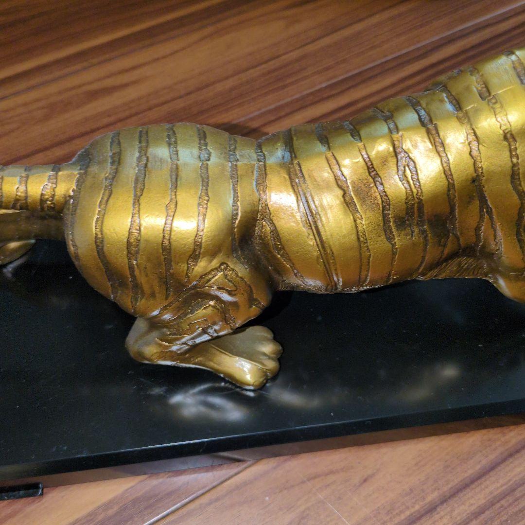 金属製　金色　虎　彫刻　皇貴 工芸品　置物