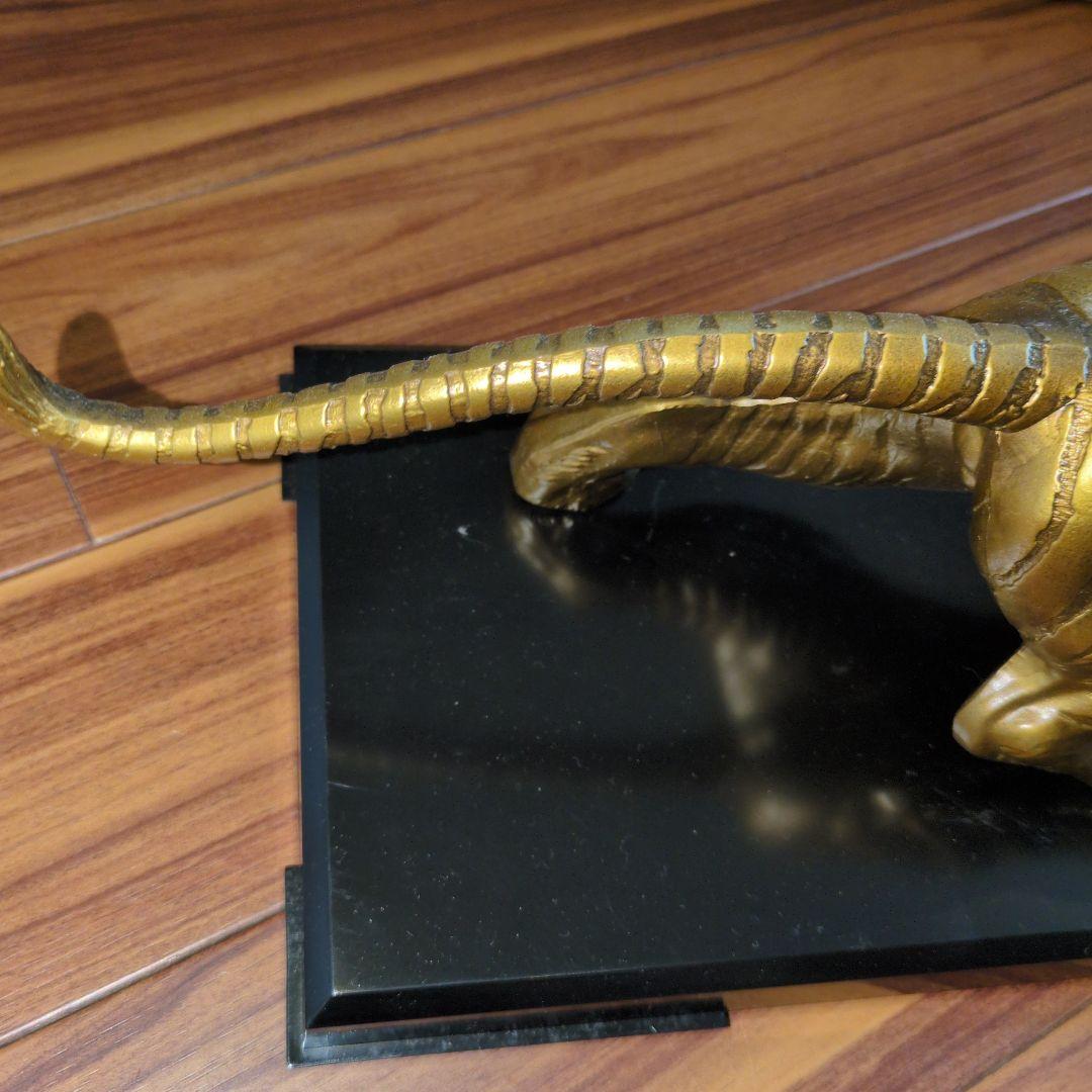 金属製　金色　虎　彫刻　皇貴 工芸品　置物