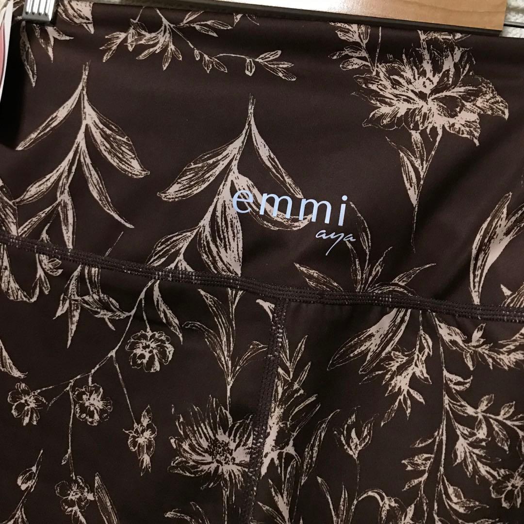 emmi yoga × ayaさん　コラボ　ブラトップ　レギンス