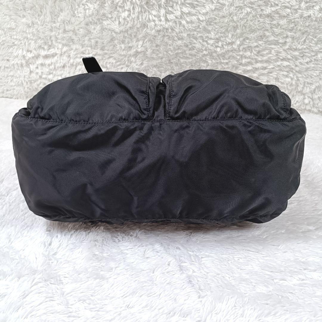 PRADA 三角ロゴ メッセンジャーバッグ 斜めがけ可 A4収納可 白タグあり