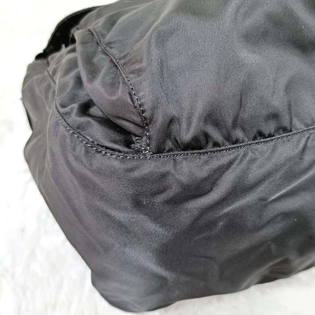 PRADA 三角ロゴ メッセンジャーバッグ 斜めがけ可 A4収納可 白タグあり