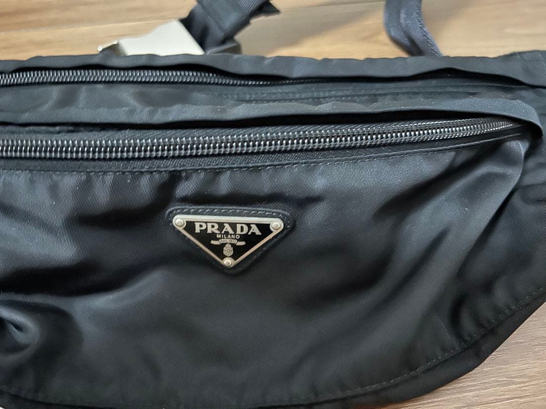 新品同様PRADA ブラック ボディバッグ、ウエストポーチ、ファニーパック