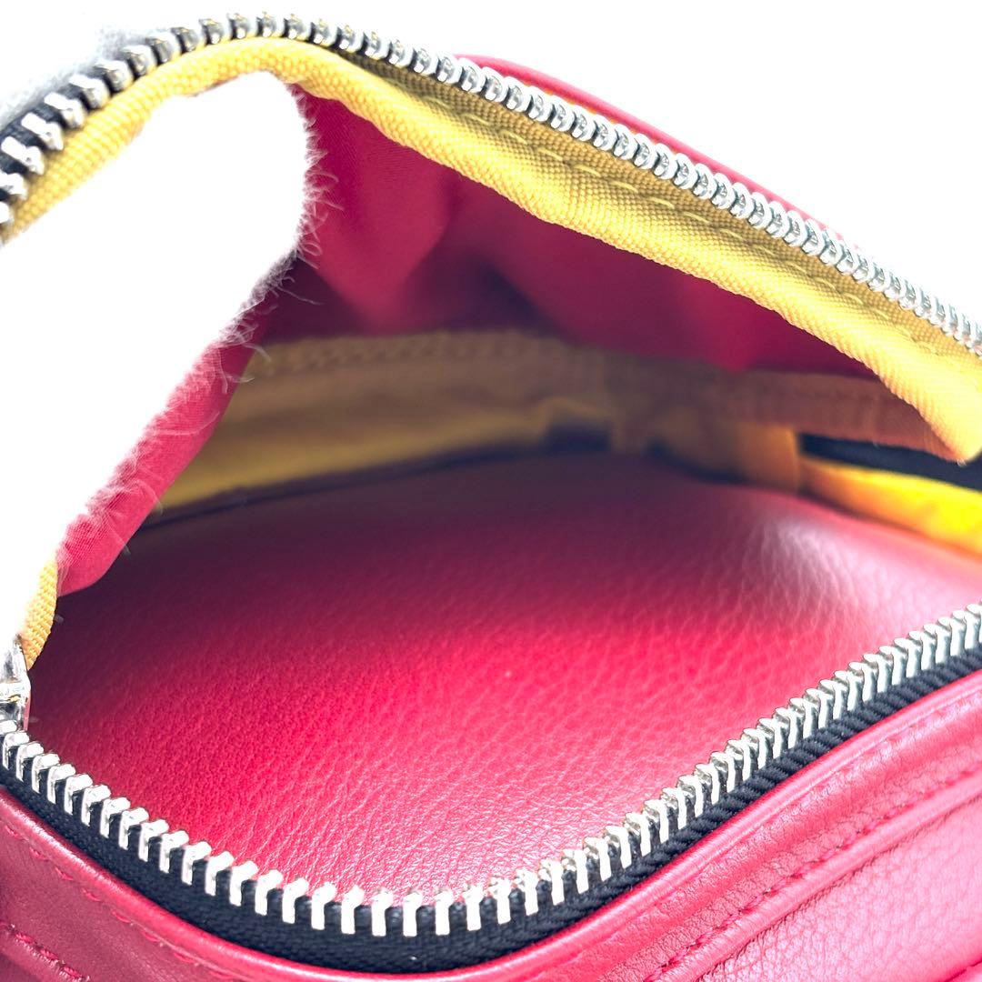 未使用に近い カステルバジャック ボディバッグ 斜め掛け ロゴ 多収納 レッド