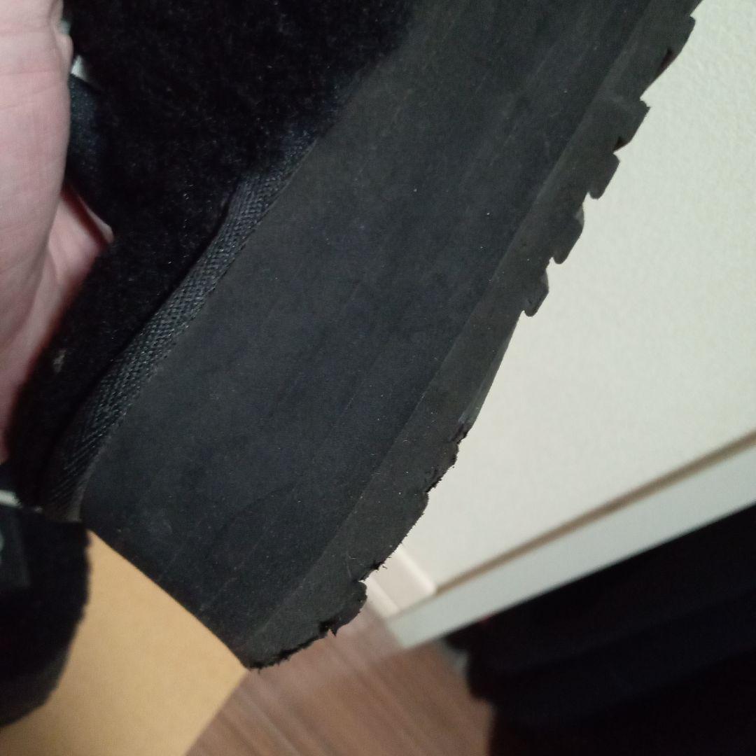 あ*様 UGG ブラックファー付きサンダル