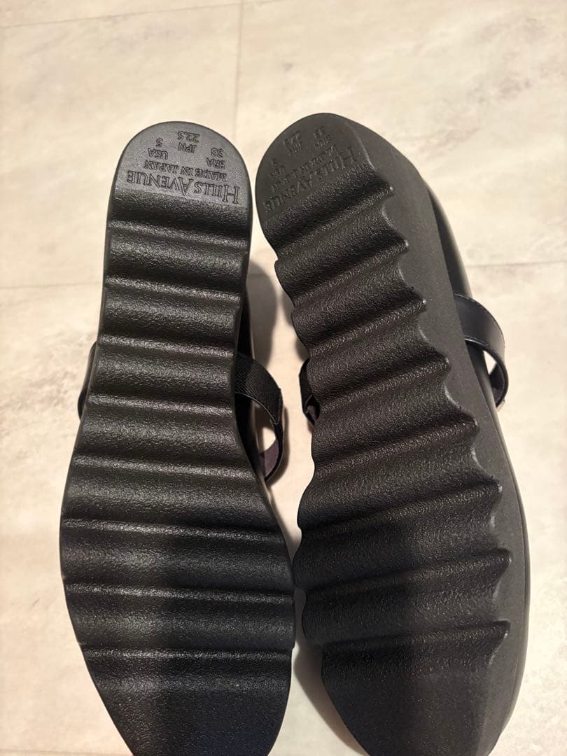 HILLS AVENUE ブラックパンプス ストラップ付き
