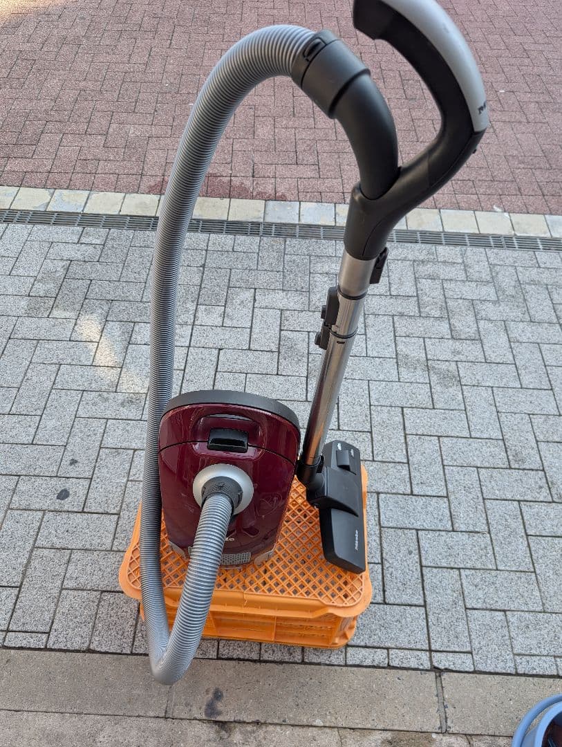 【歳末特価】Miele　ミーレ　掃除機　レッド　S4582