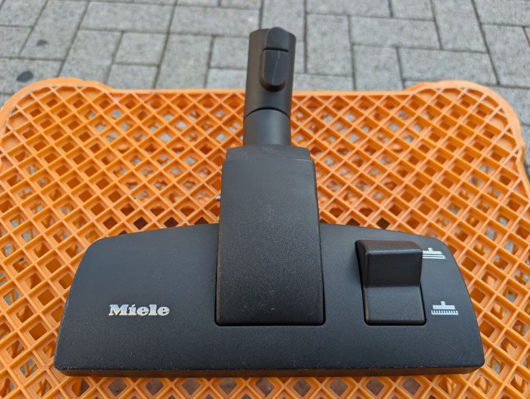 【歳末特価】Miele　ミーレ　掃除機　レッド　S4582