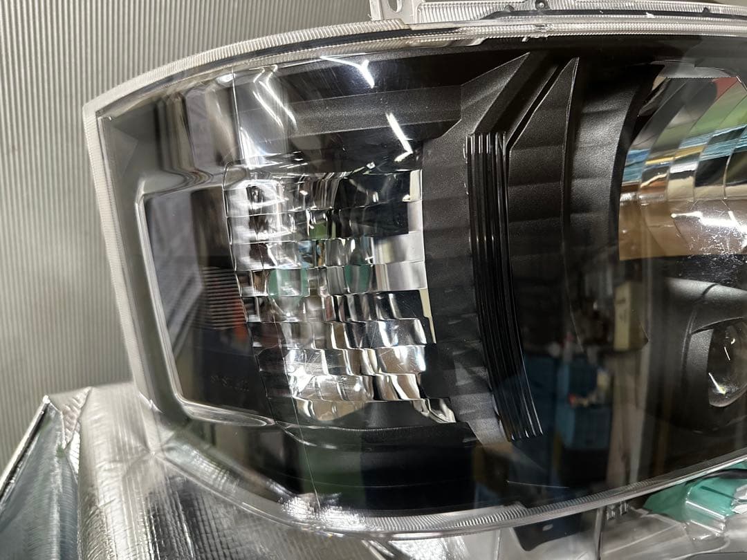 200系ハイエース純正LEDヘッドライト　インナーブラック加工左右セット