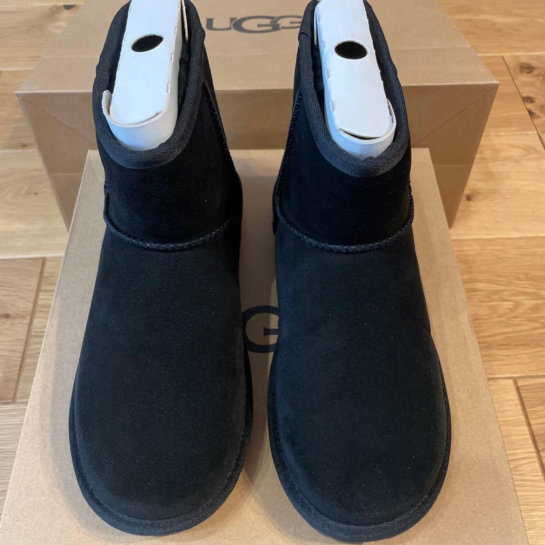 【新品未使用】UGG エッセンシャルミニ 黒色 US7 ムートンブーツ