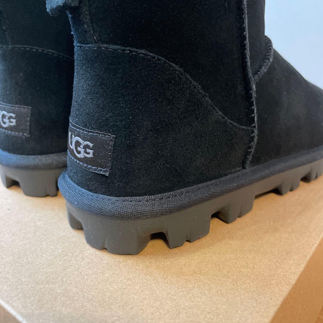 【新品未使用】UGG エッセンシャルミニ 黒色 US7 ムートンブーツ