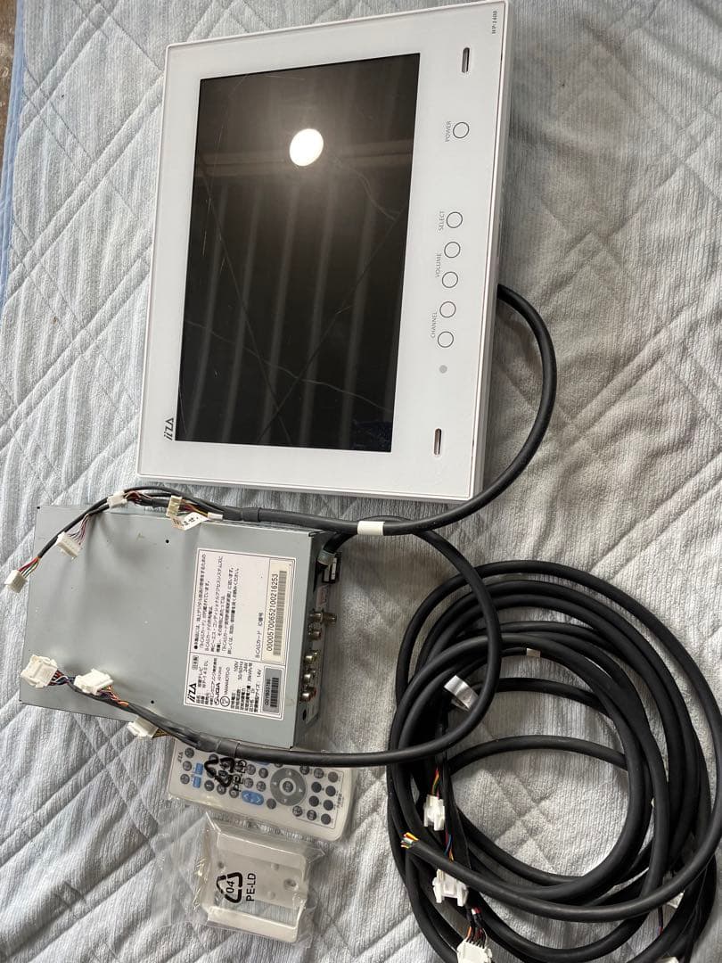 ilza 浴室テレビ14型　本体とリモコン付き