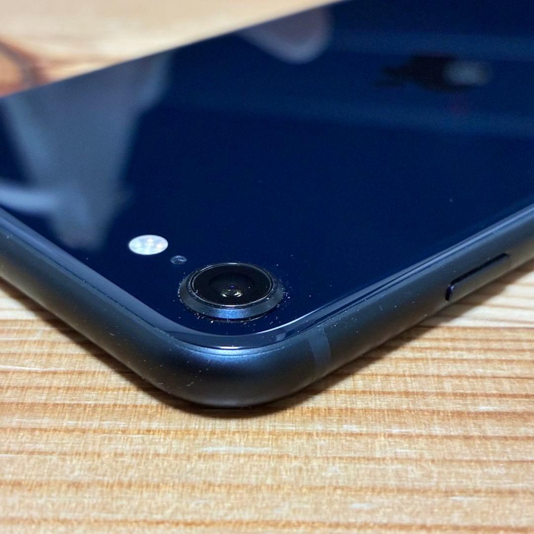 エ*ツ様 バッテリー新品　iPhoneSE第3世代64GB SIMフリー　美品