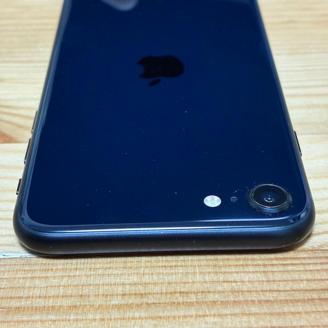 エ*ツ様 バッテリー新品　iPhoneSE第3世代64GB SIMフリー　美品