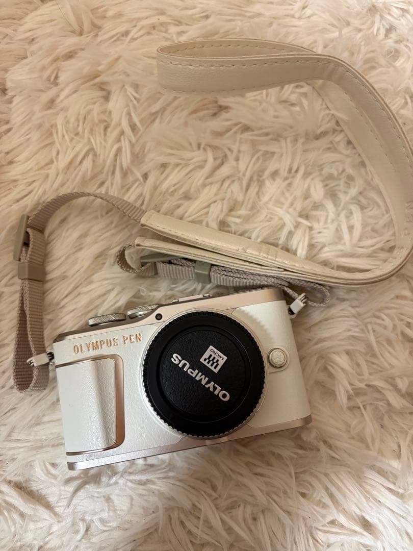 OlympusPEN ホワイト ミラーレス　望遠レンズ・キャップ・本体カバー等付