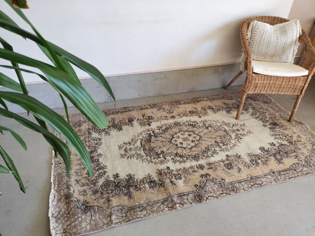 ベージュとパープル味グレー　ヴィンテージラグ　石田ゆり子さんNo.711