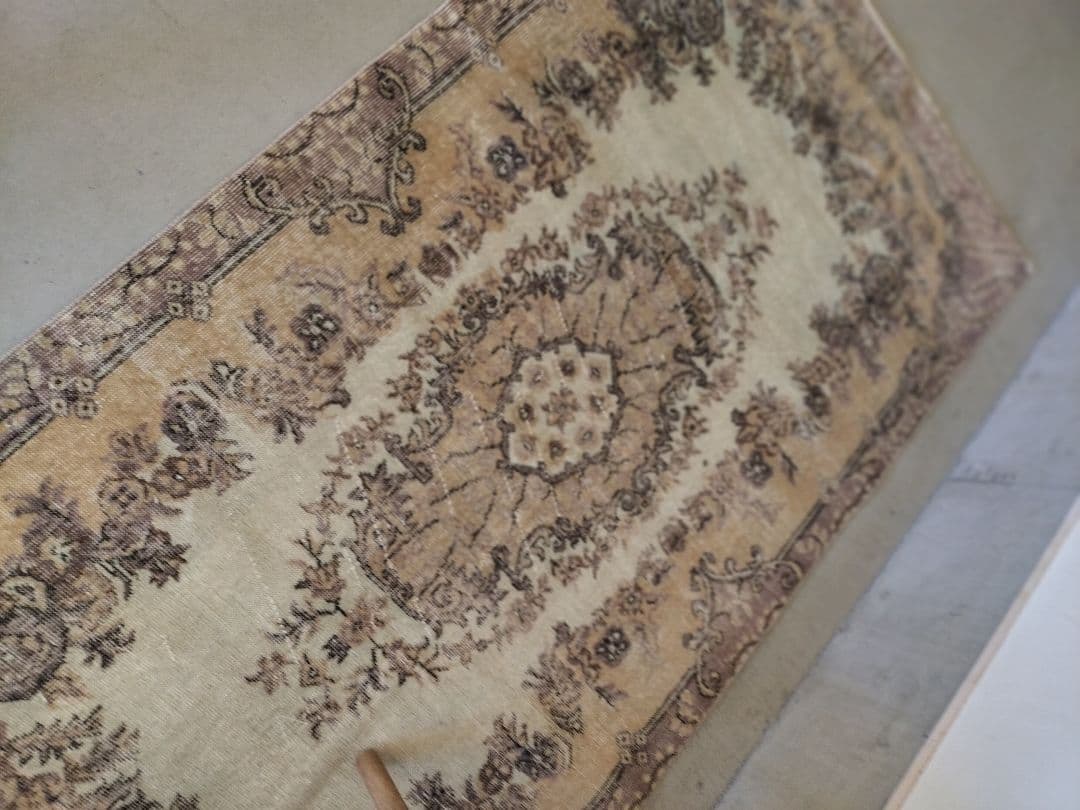 ベージュとパープル味グレー　ヴィンテージラグ　石田ゆり子さんNo.711