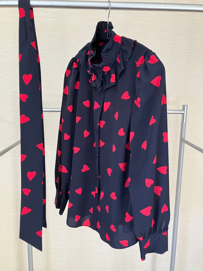 【LOULOU WILLOUGHBY】デシンハートプリントボウタイブラウス