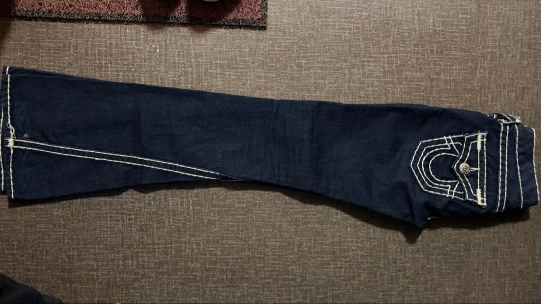 True Religionストレートフレア デニム 白ステッチ