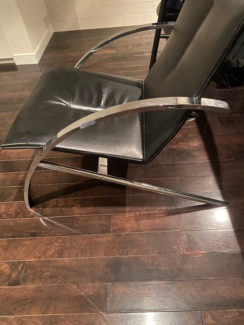 s*w様 黒いレザーのモダン椅子