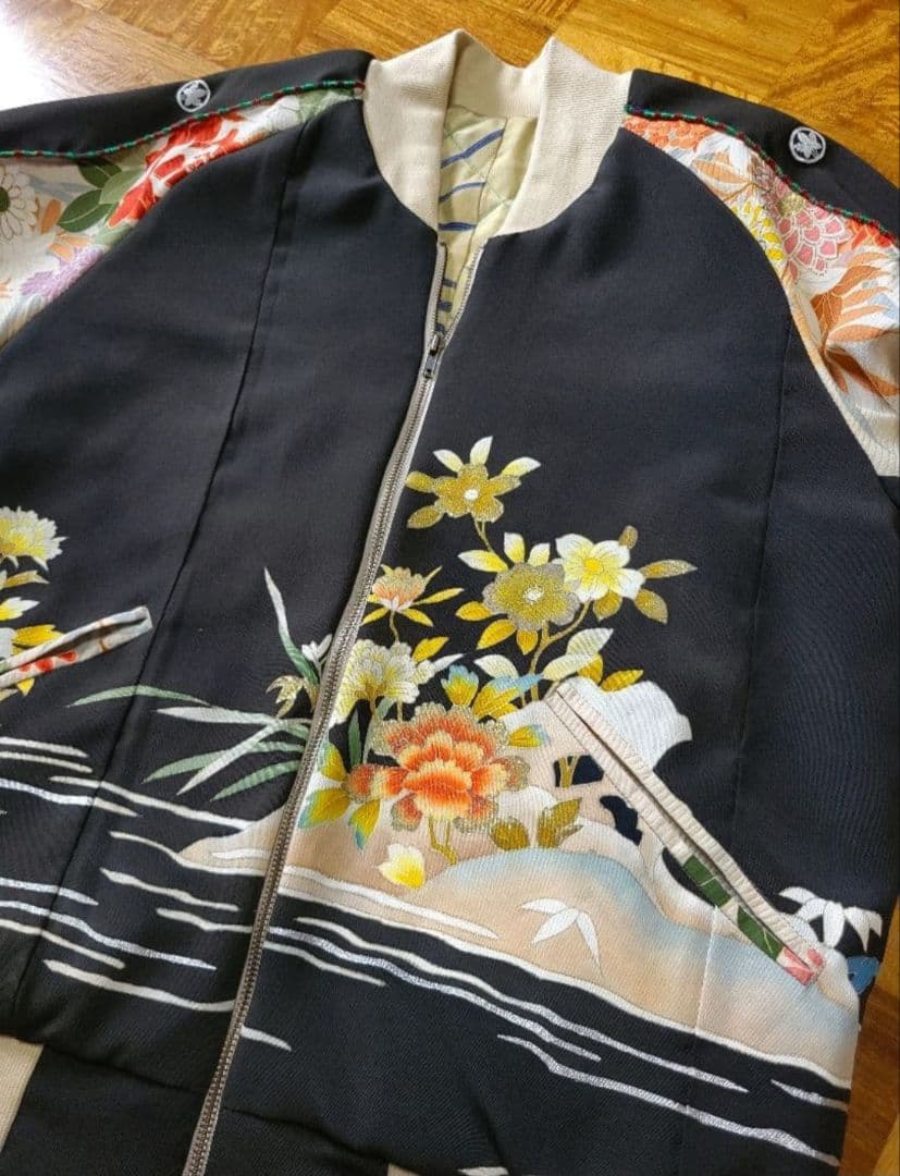 め1218着物リメイク正絹古布黒留袖江戸褄縮緬ヴィンテージスカジャンハンドメイド