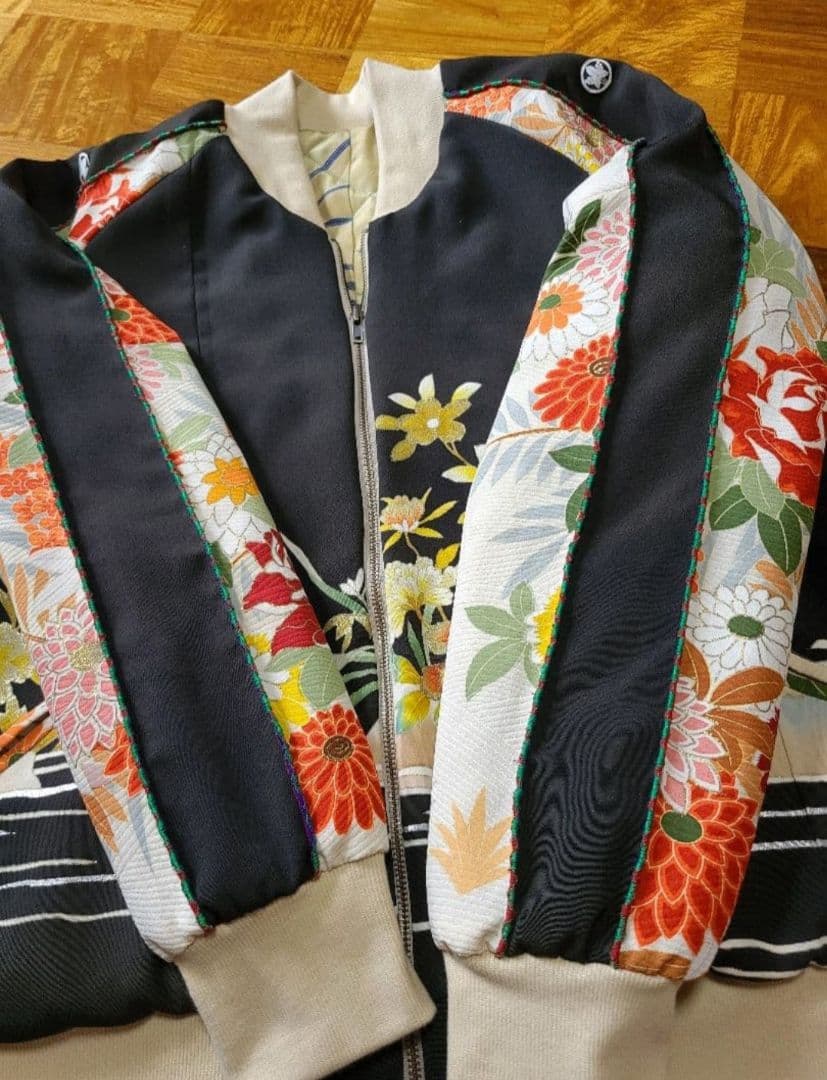 め1218着物リメイク正絹古布黒留袖江戸褄縮緬ヴィンテージスカジャンハンドメイド