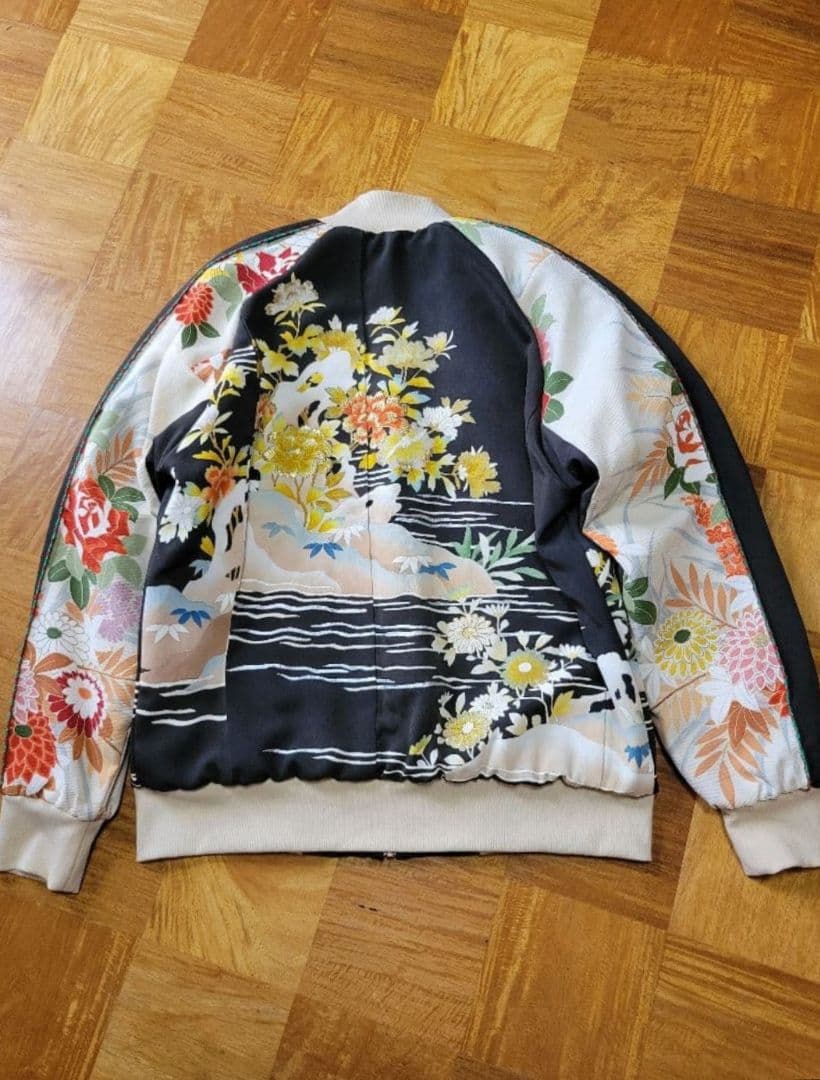 め1218着物リメイク正絹古布黒留袖江戸褄縮緬ヴィンテージスカジャンハンドメイド