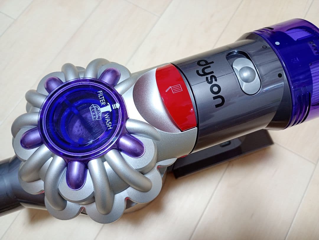 【使用少】dyson v8 ダイソン　スティッククリーナー本体　サイクロン掃除機