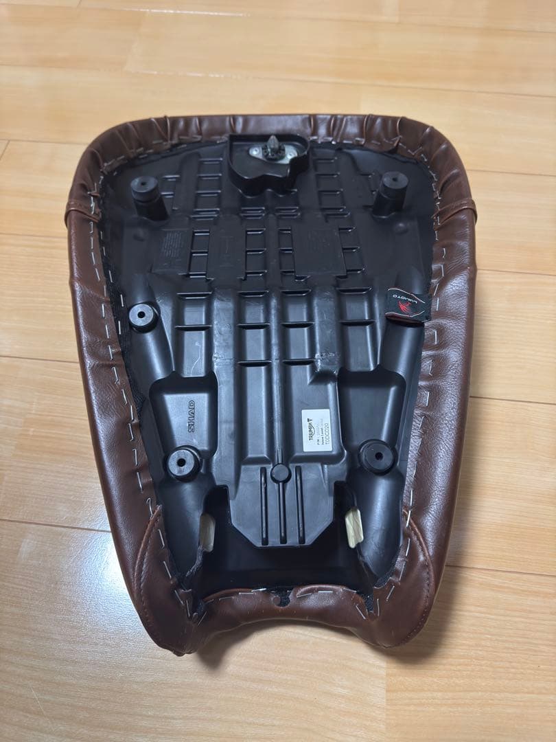 トライアンフ　スクランブラー900 LUMOTO ダークブラウン バイクシート