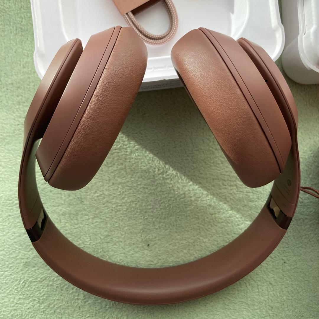 美品　Beats Studio Pro kim コラボ　アース（ブラウン）