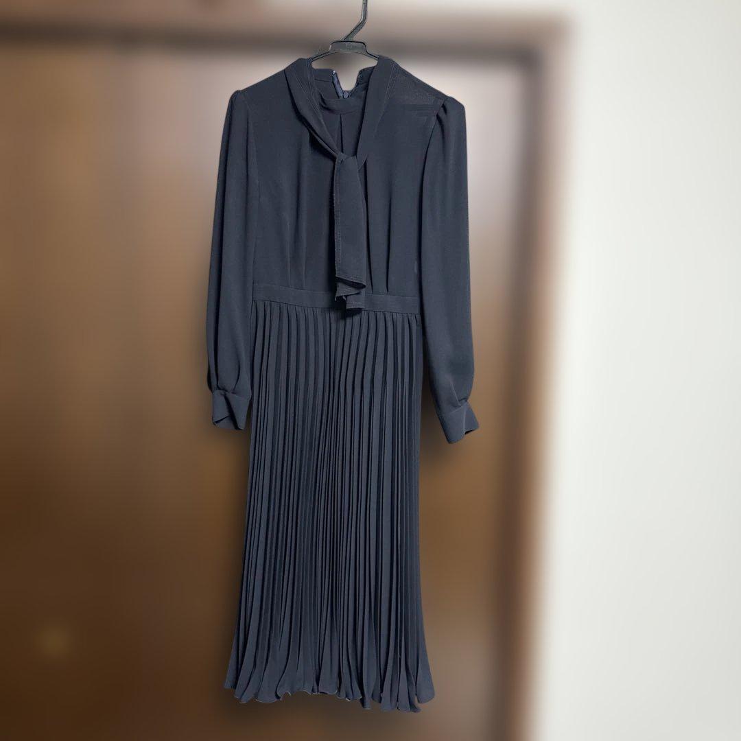 新品未使用　佳子様ワンピース ネイビーリボン付きプリーツワンピース