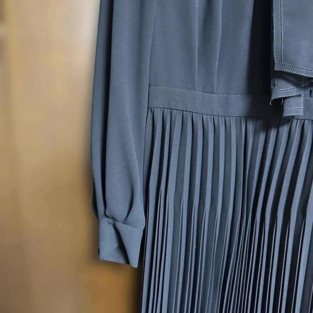 新品未使用　佳子様ワンピース ネイビーリボン付きプリーツワンピース